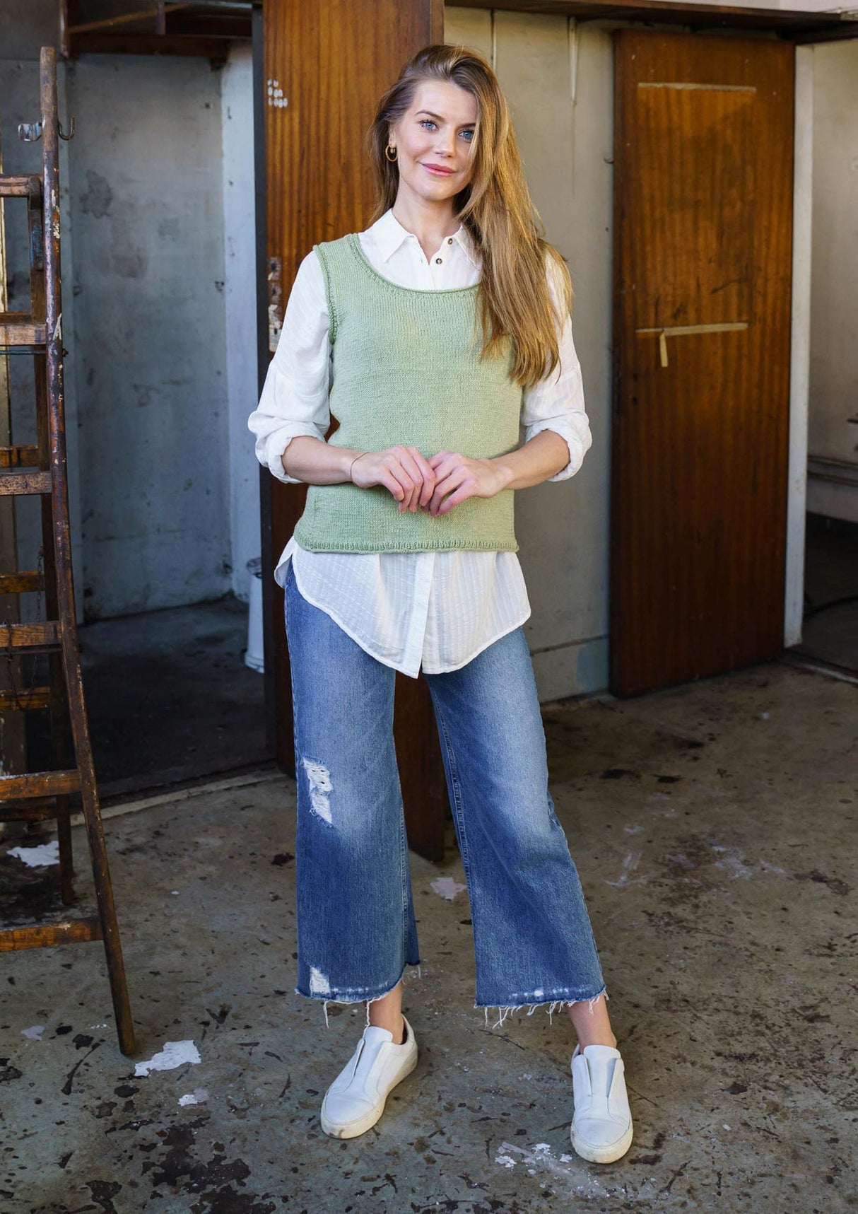 Vest with rolled edges