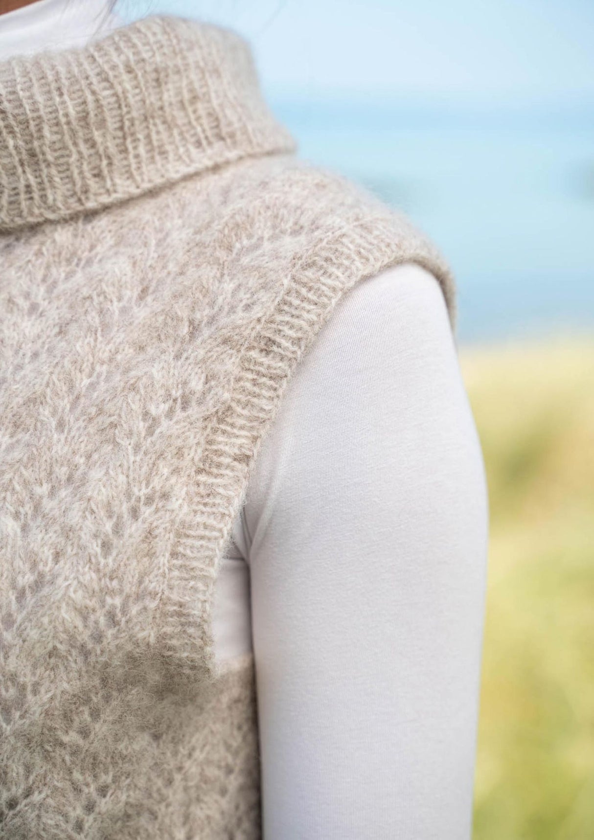 Vest with lace pattern