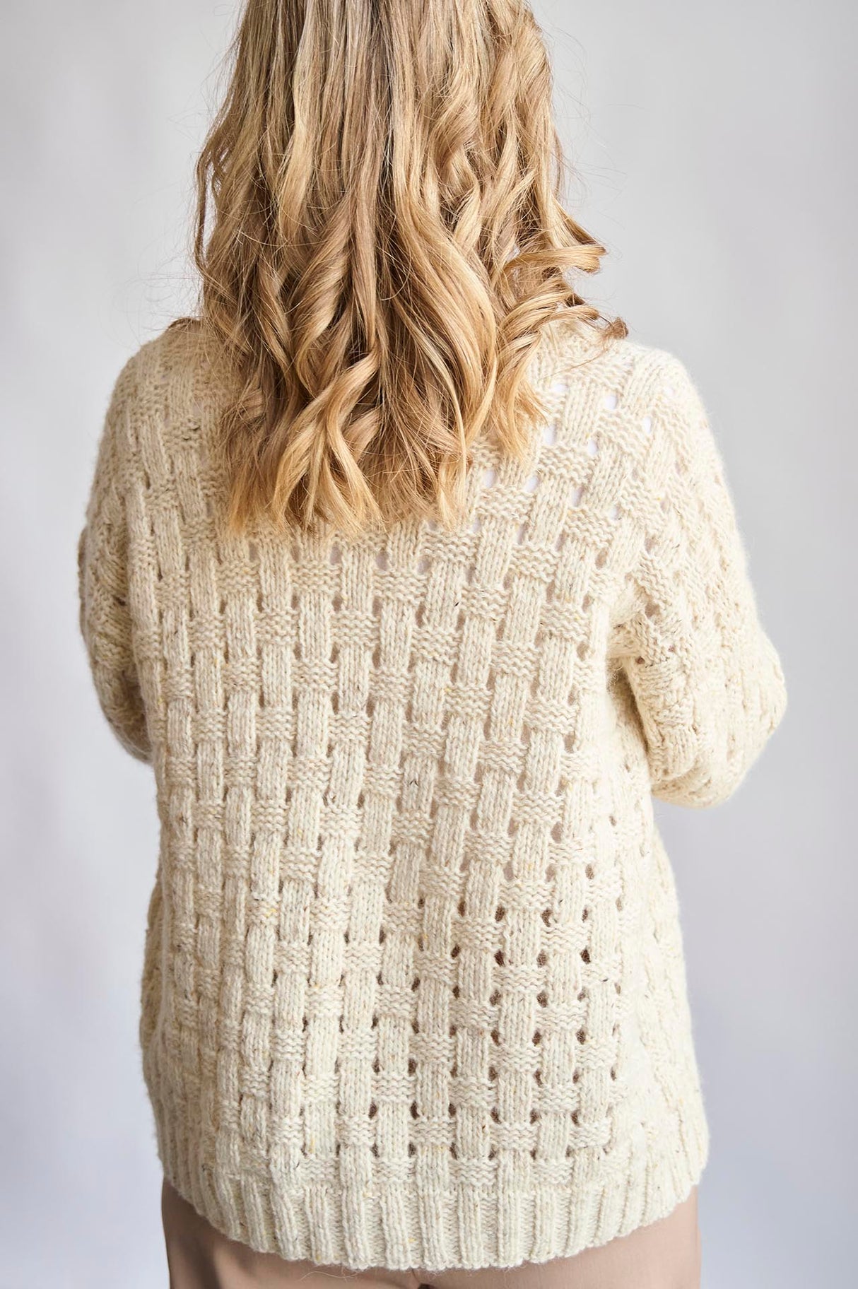 Cardigan in cable knit pattern Pattern