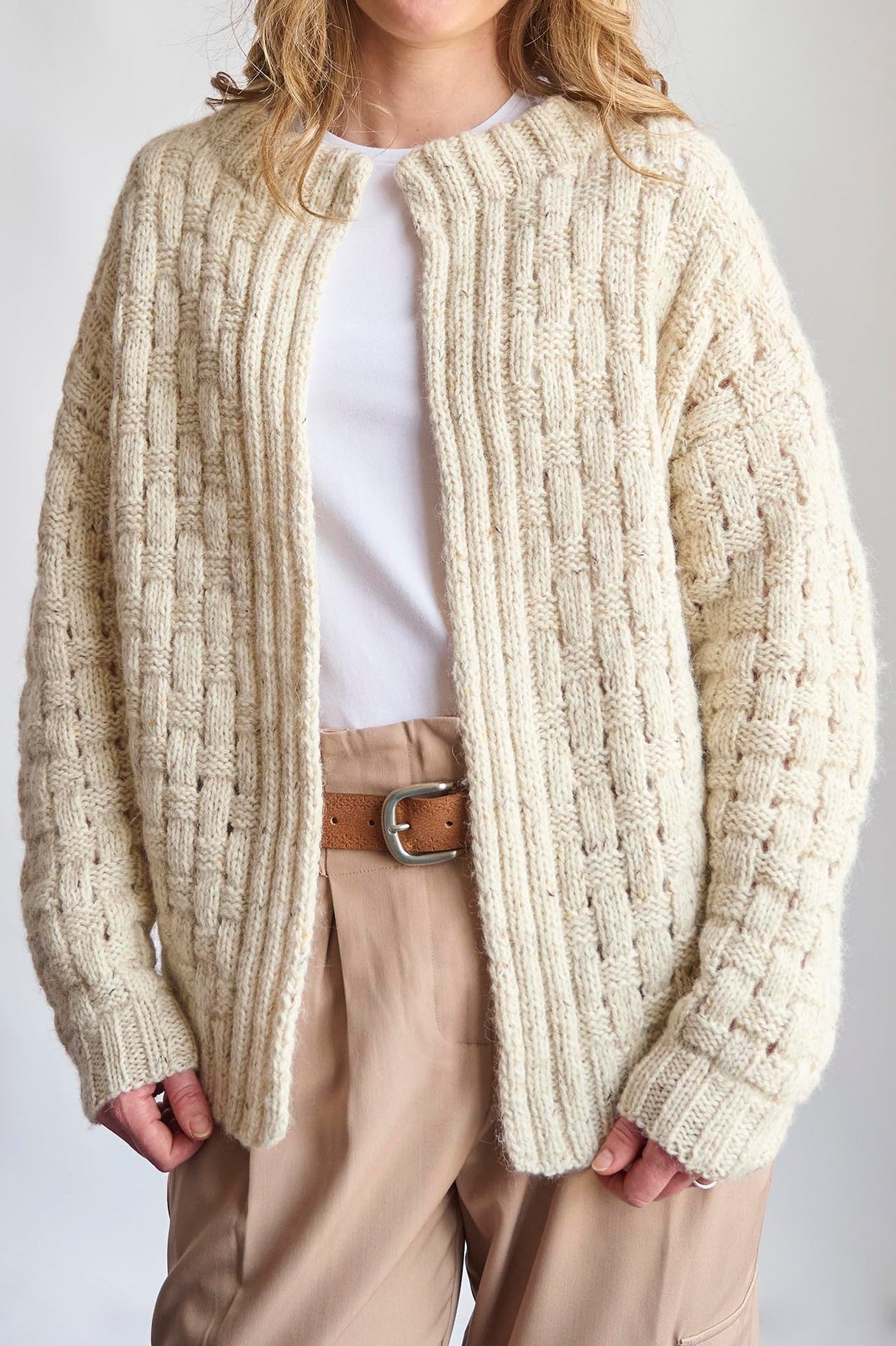 Cardigan in cable knit pattern Pattern