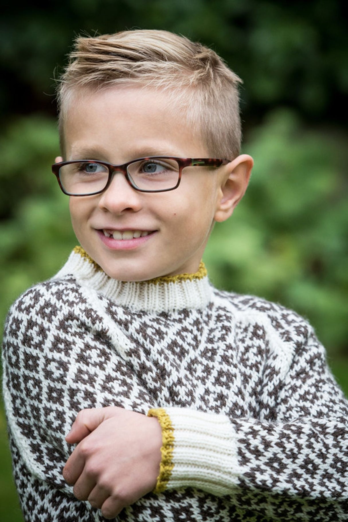 Patterned sweater with contrast edge