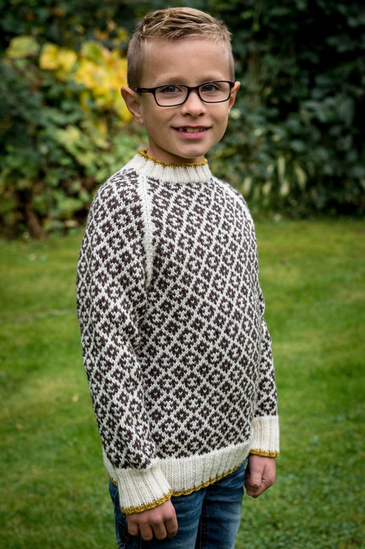 Patterned sweater with contrast edge