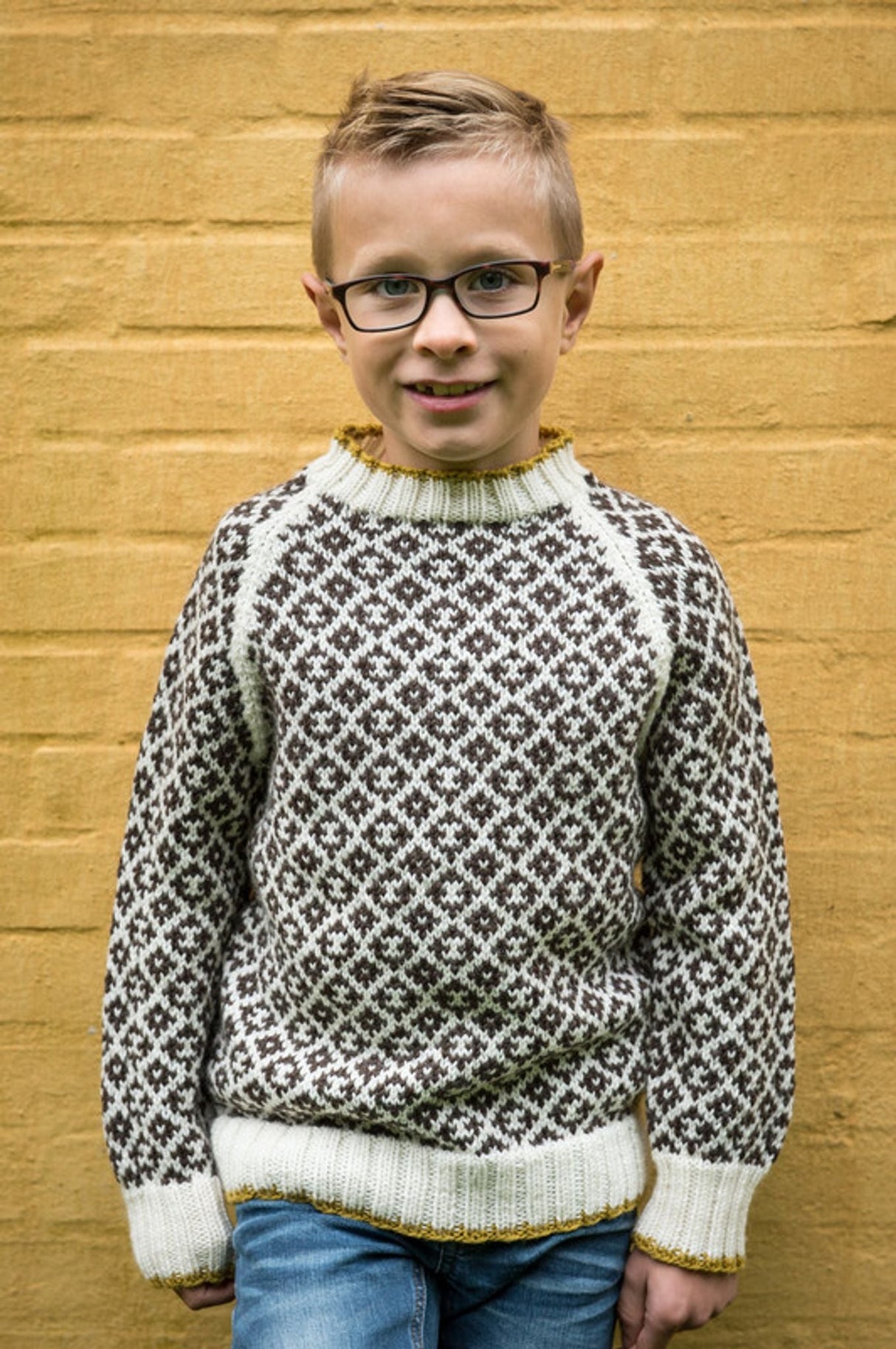 Patterned sweater with contrast edge
