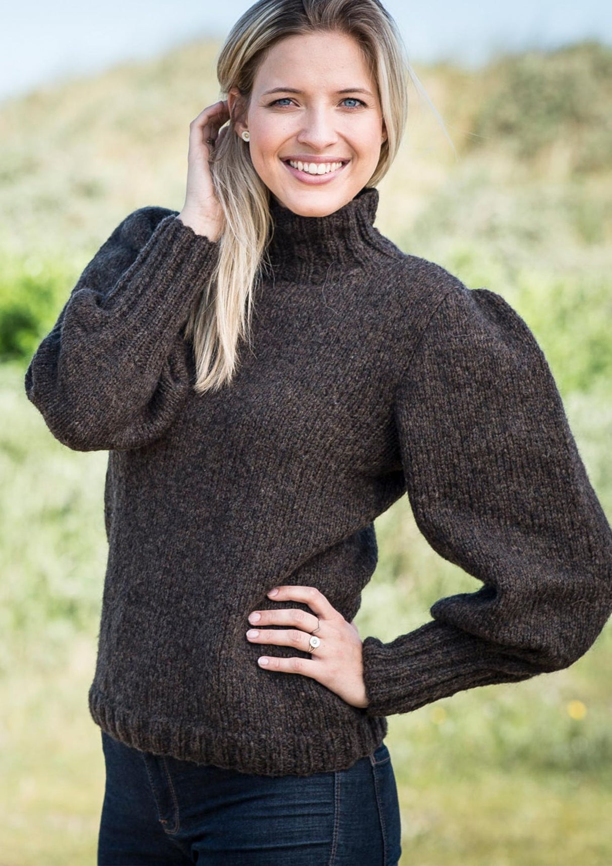 Women's sweater with puff sleeves 