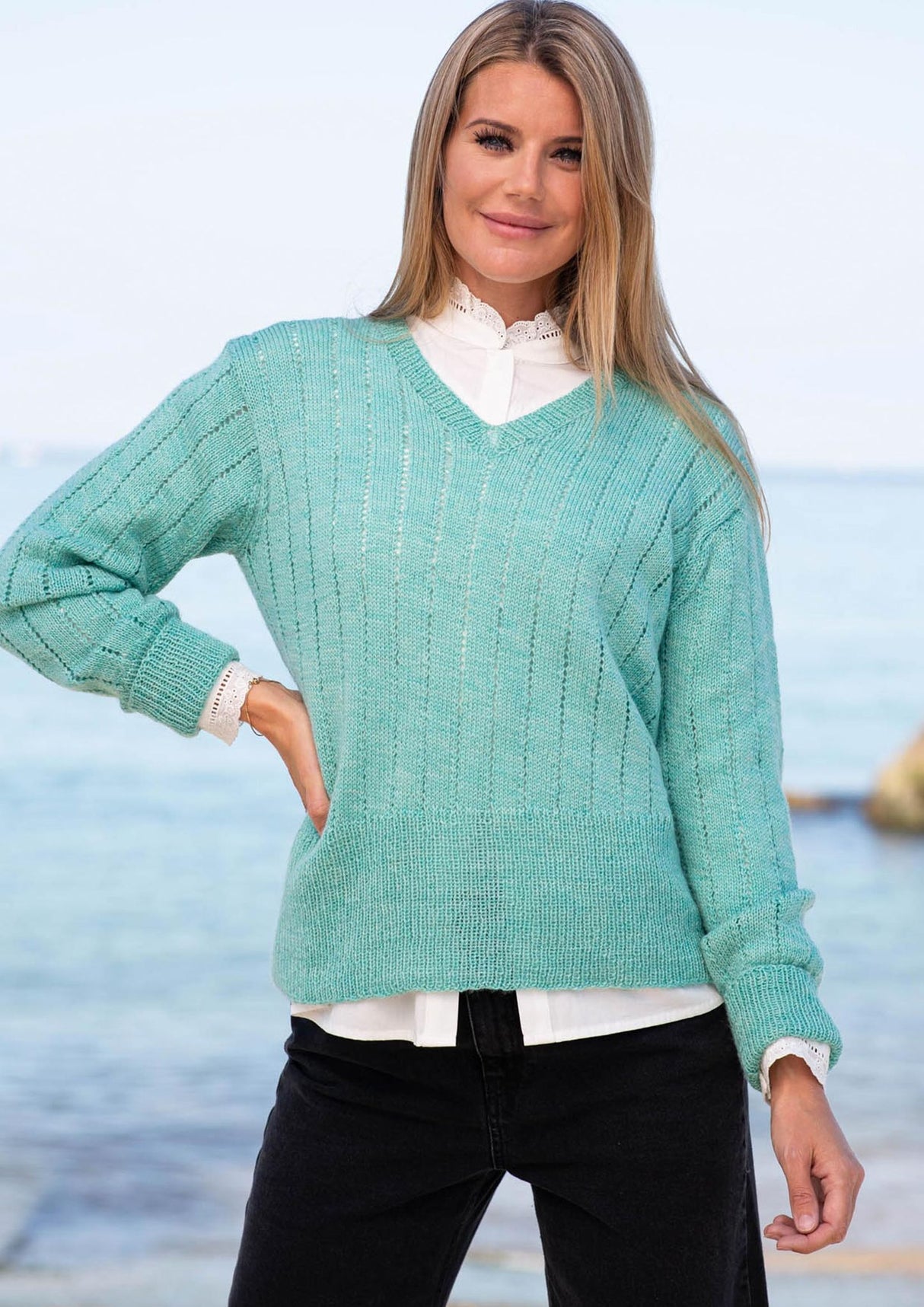 Sweater with vertical hole rows 