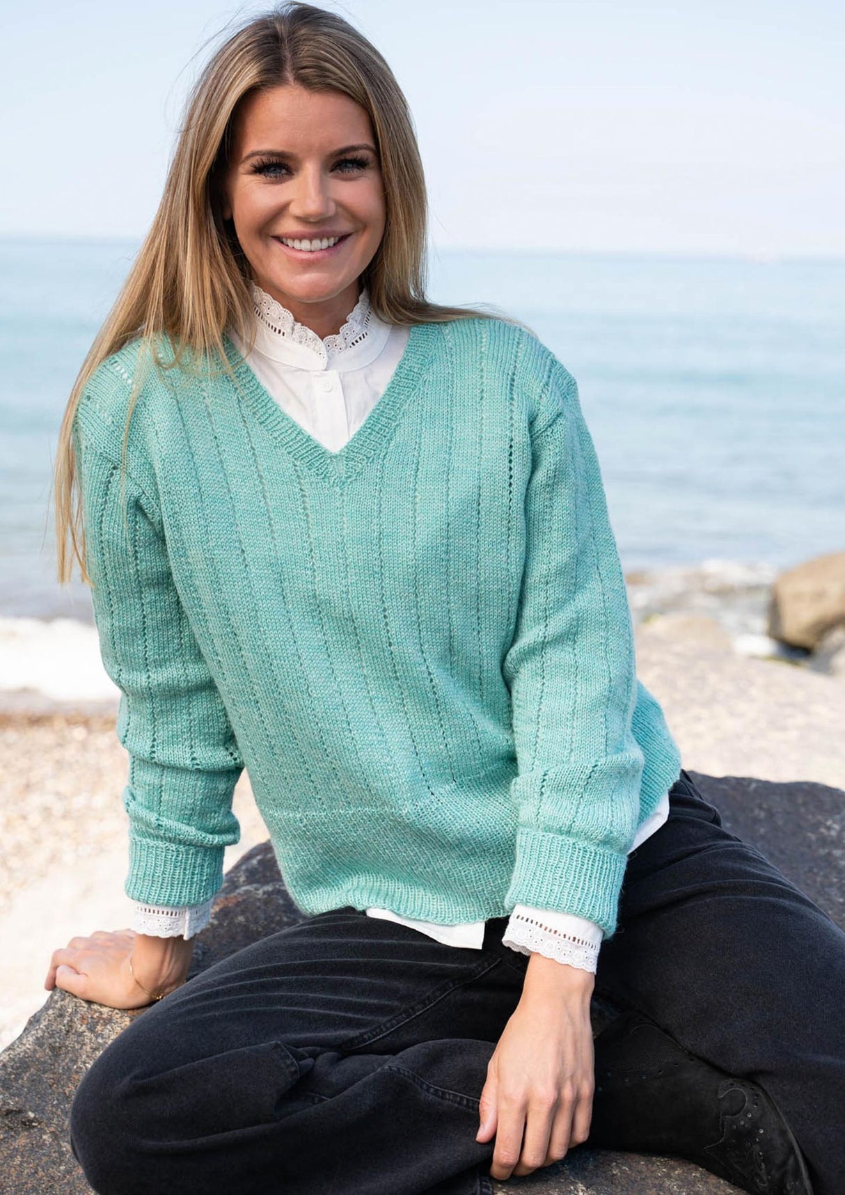 Sweater with vertical hole rows 