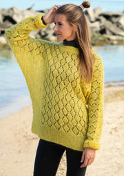 Blouse with lace pattern 