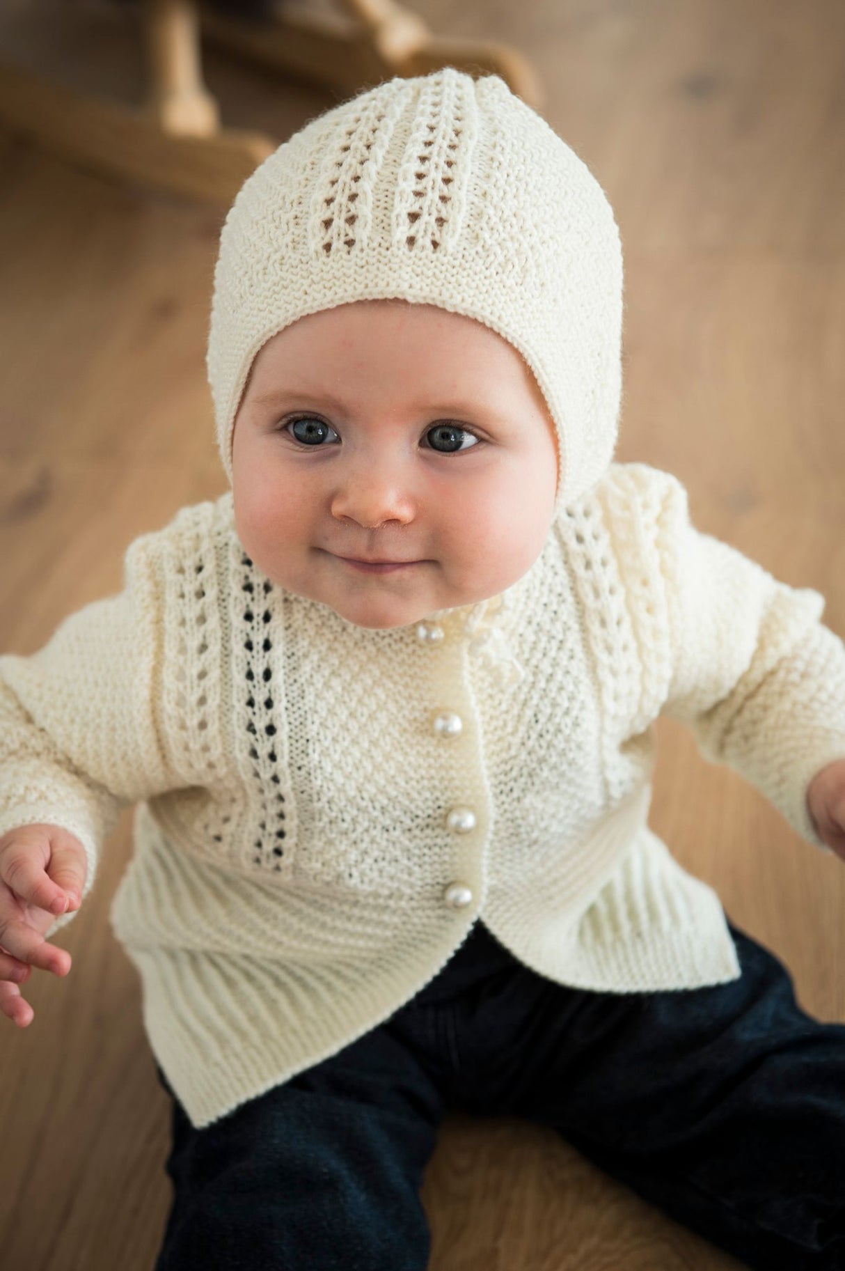 Baby cardigan and bonnet with lace pattern