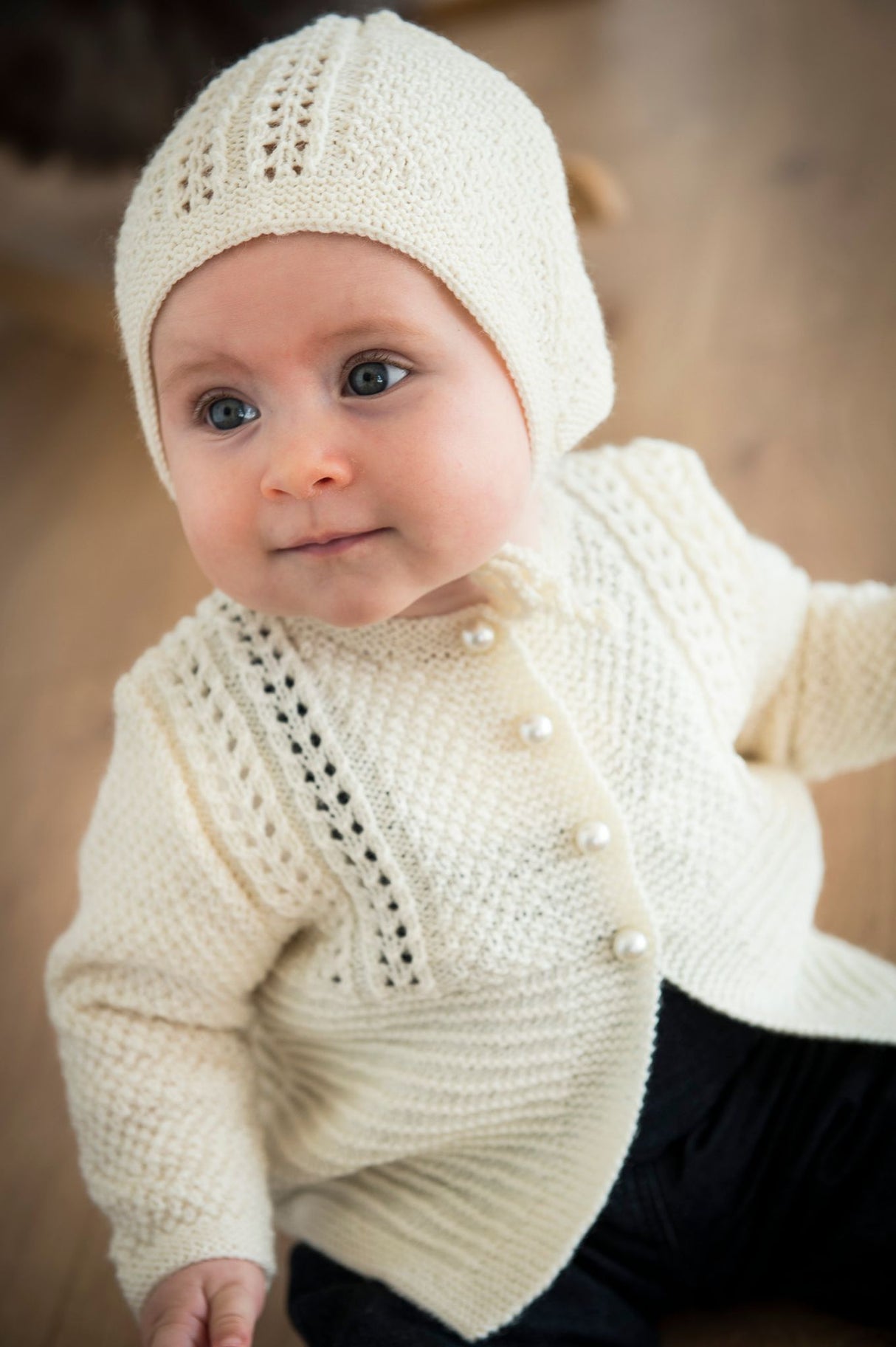 Baby cardigan and bonnet with lace pattern