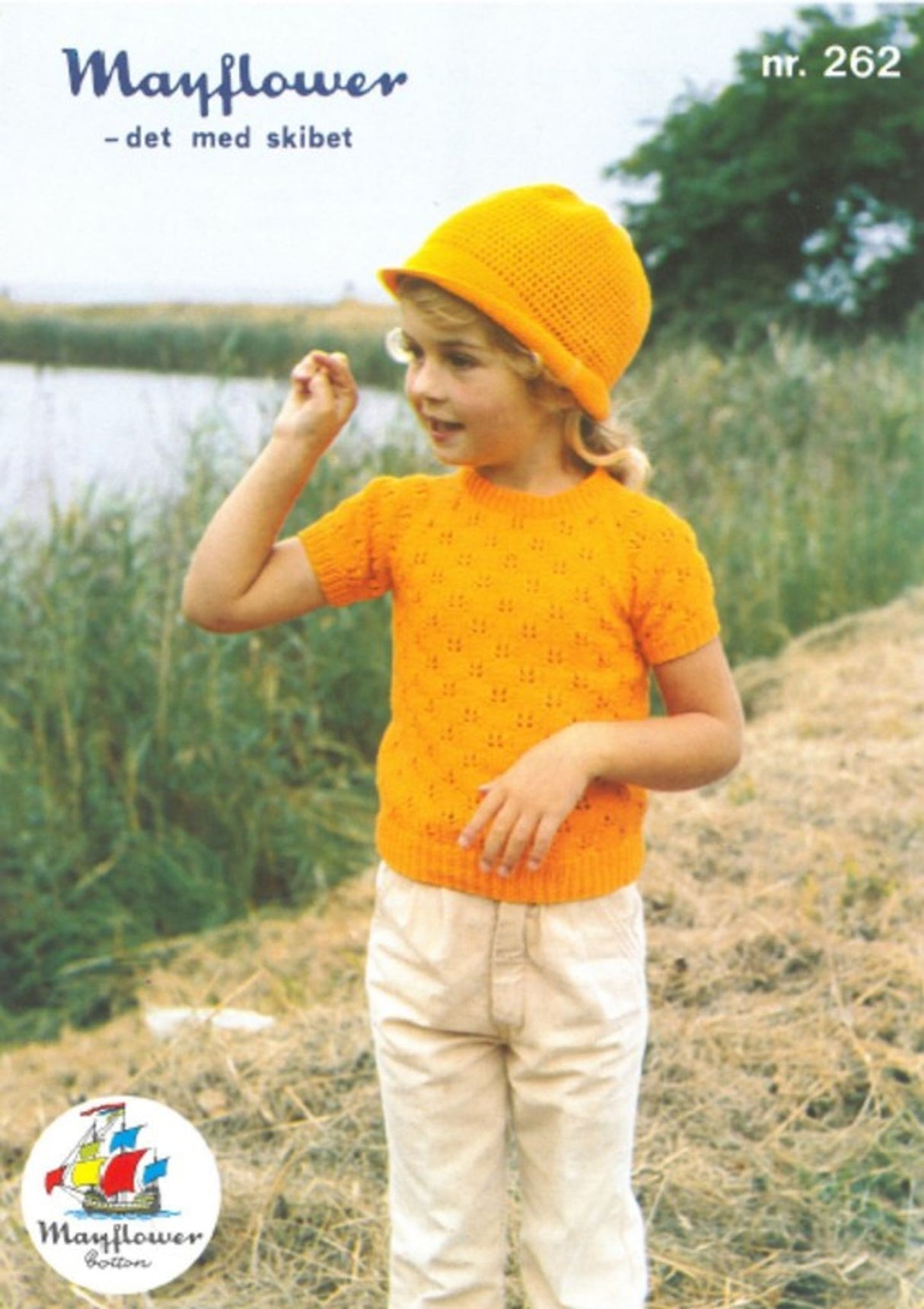 Kids' bobble hat and blouse with lace pattern