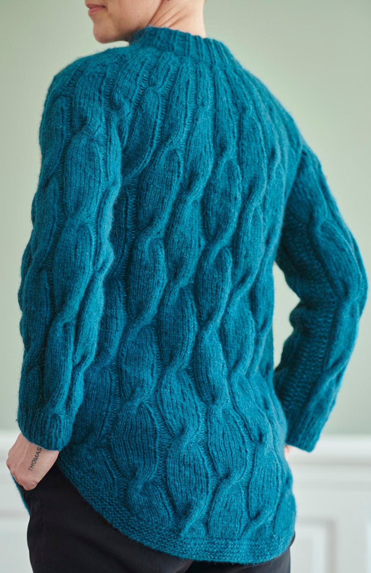 FR40 - Sweater Poncho with twists