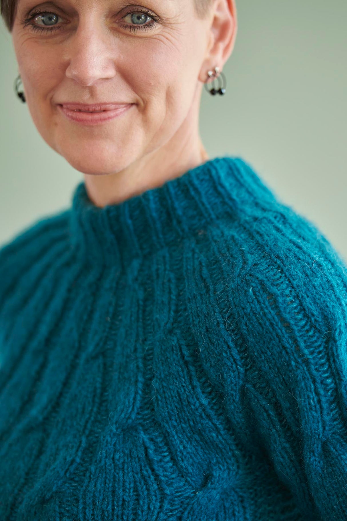 FR40 - Sweater Poncho with twists