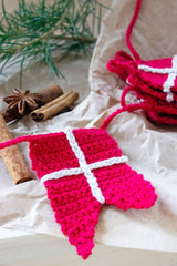 Crochet flag vine