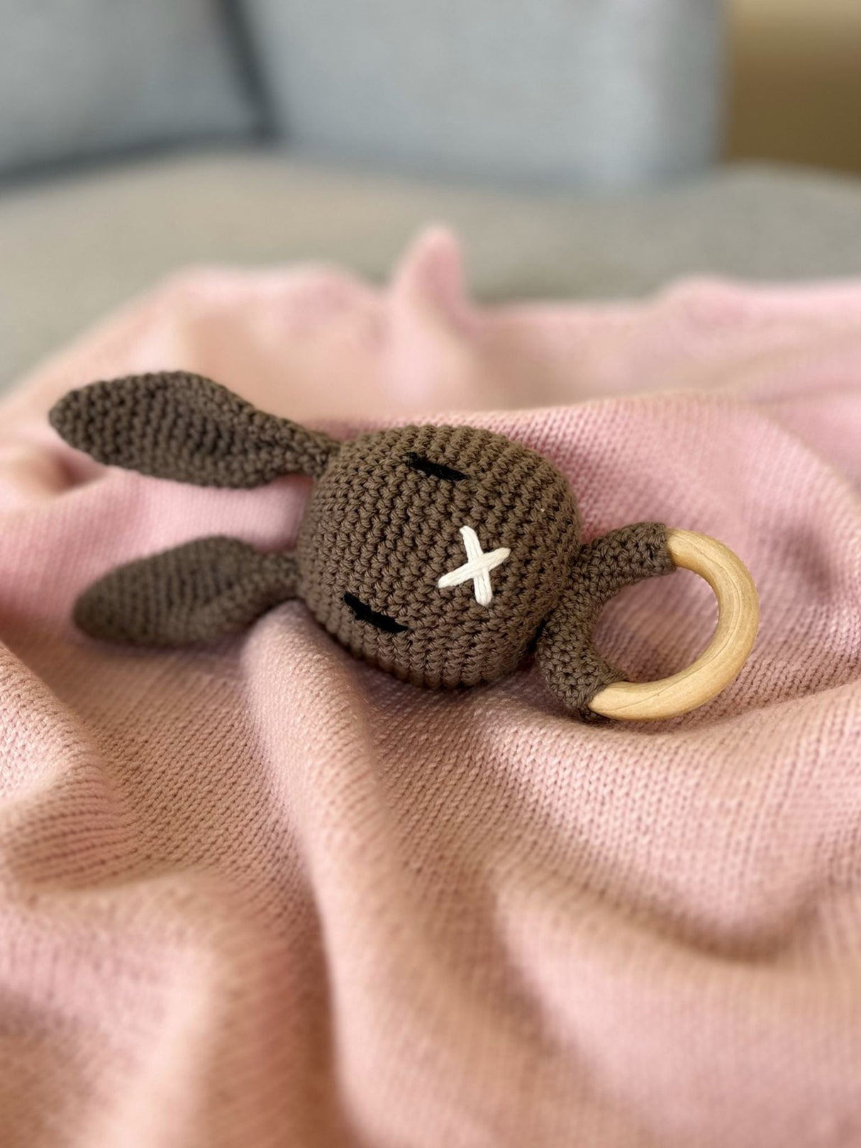 Crochet rattice with rabbit